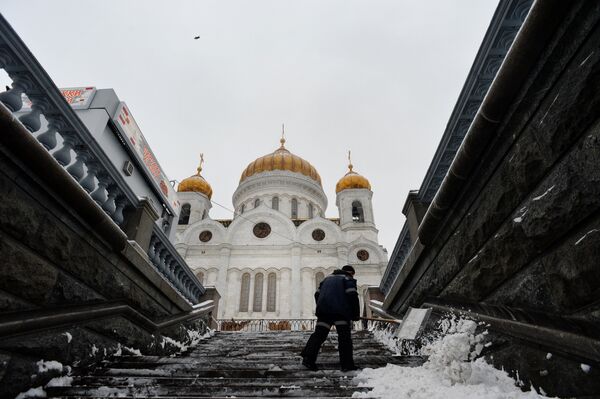 Vrlo brzo snega nema na glavnim šetalištima , stepenicama i trotoarima kuda ljudi šetaju - Sputnik Srbija