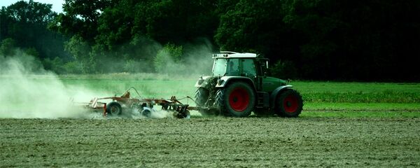 Трактор на њиви - Sputnik Србија