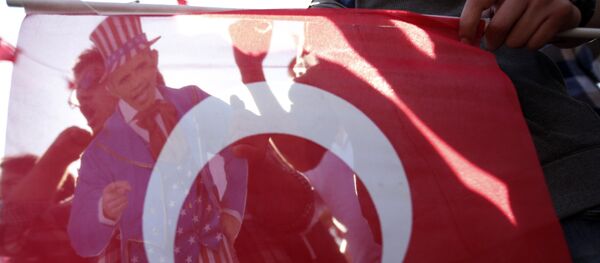 Članovi Udruženja mladih Turske napravili američkog predsednika Baraka Obamu kao Ujka Sema i slikalai ga kroz tursku zastavu - Sputnik Srbija