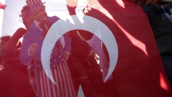 Чланови Удружења младих Турске направили америчког председника Барака Обаму као Ујка Сема и сликалаи га кроз турску заставу - Sputnik Србија