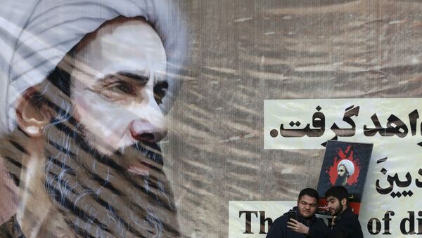 Иранци позирају за селфи испред великог постера погубљеног саудијског шиитског свештенике Нимра ел Нимра - Sputnik Србија