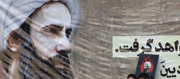 Иранци позирају за селфи испред великог постера погубљеног саудијског шиитског свештенике Нимра ел Нимра - Sputnik Србија