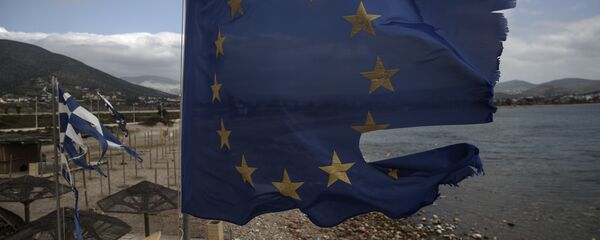 Pocepana zastava EU - Sputnik Srbija