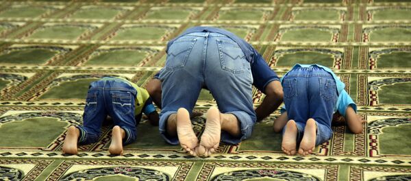 Муслимани на молитви Муслимани на молитви - Sputnik Србија