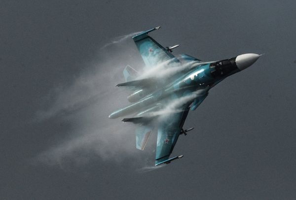 Su-34 namenjen je za napade, avionskim naoružanjem, kopnenih ciljeva u svim vremenskim uslovima, danju i noću. Su-34 namenjen je za napade, avionskim naoružanjem, kopnenih ciljeva u svim vremenskim uslovima, danju i noću. - Sputnik Srbija