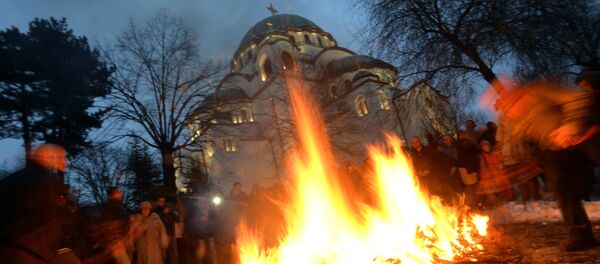 Паљење бадњака испред Храма светог Саве у Београду. Паљење бадњака испред Храма светог Саве у Београду. - Sputnik Србија