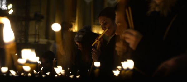 Vernici pale sveća u Hramu svetog Save u Beogradu. Vernici pale sveća u Hramu svetog Save u Beogradu. - Sputnik Srbija