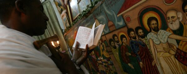 Етиопски свештеник чита молитву у Етиопској православној цркви у главном граду Адис Абеби - Sputnik Србија