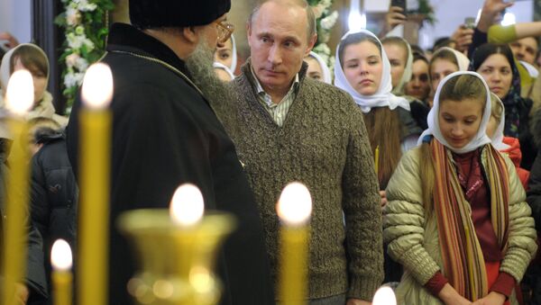 Председник Русије Владимир Путин посетио божићно богослужење - Sputnik Србија
