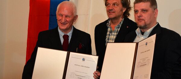 Dobitnici nagrade Ivo Andrić ,Matija Bećković i Vladimir Kecmanović sa direktorom instituta Emirom Kusturicom Dobitnici nagrade Ivo Andrić ,Matija Bećković i Vladimir Kecmanović sa direktorom instituta Emirom Kusturicom - Sputnik Srbija