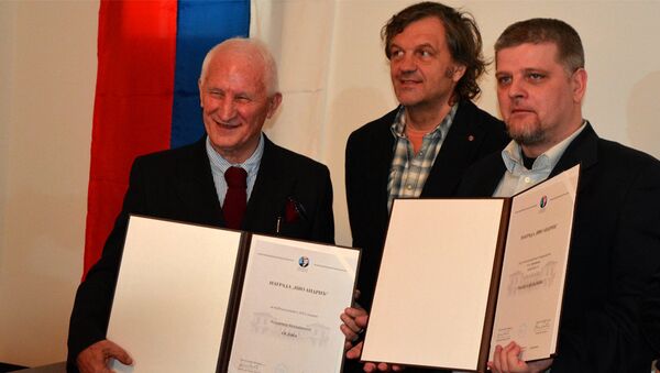 Dobitnici nagrade Ivo Andrić ,Matija Bećković i Vladimir Kecmanović sa direktorom instituta Emirom Kusturicom - Sputnik Srbija