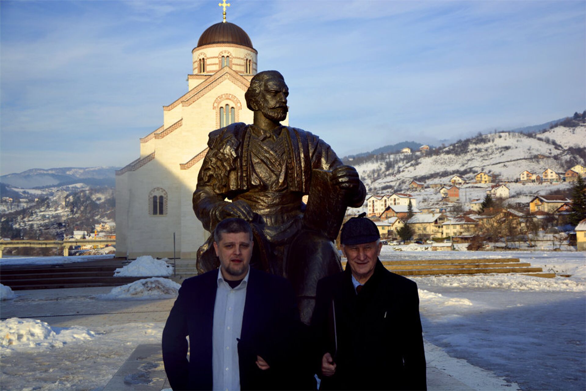 Vladimir Kecmanović i Matija Bećković ispred Njegoševog spomenika u Andrićgradu - Sputnik Srbija, 1920, 28.11.2023