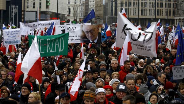 Antivladini protesti u Varšavi zbog gušenja slobode medija - Sputnik Srbija