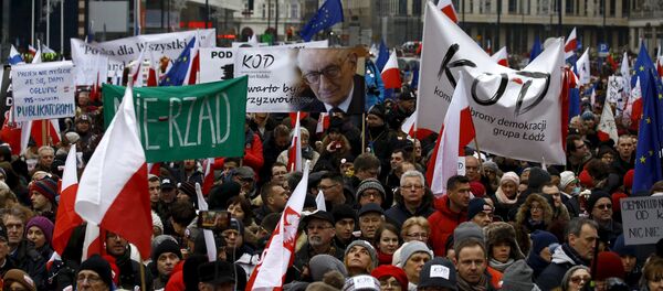 Антивладини протести у Варшави због гушења слободе медија - Sputnik Србија