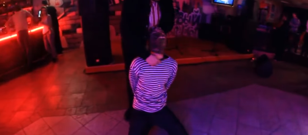 „Pogubljenje“ ruskog pilota u noćnom klubu u Kijevu „Pogubljenje“ ruskog pilota u noćnom klubu u Kijevu - Sputnik Srbija