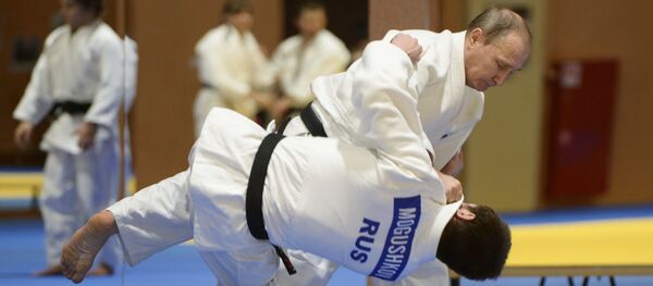 Ruski predsednik Vladimir Putin sparinguje sa osvajačem bronzane medalje na Svetskom prvenstvu u džudu 2014. godine Musom Moguškovom tokom sastanka sa članovima ruske džudo reprezentacije, 8. januar 2016. - Sputnik Srbija