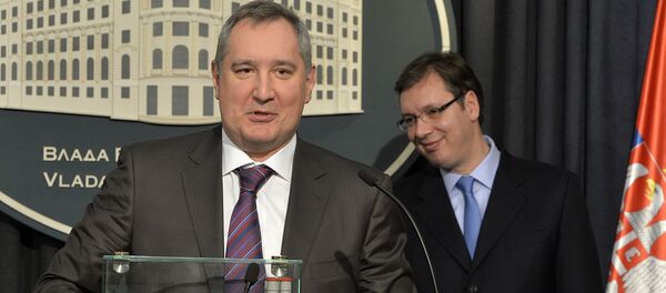 Потпредседник владе Русије Дмитриј Рогозин са макетом С-300 - Sputnik Србија