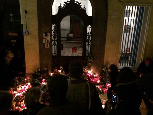 Fans gathered Monday night outside the Berlin apartment where British musician David Bowie lived in the 1970s.  Bowie passed away on Sunday after an 18-month battle with cancer.   - Sputnik Srbija