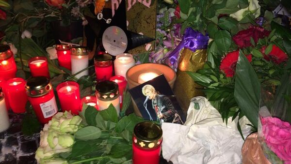 Fans gathered Monday night outside the Berlin apartment where British musician David Bowie lived in the 1970s.  Bowie passed away on Sunday after an 18-month battle with cancer. - Sputnik Србија