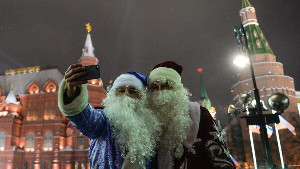 Deda Mrazevi na Crvenom trgu u Moskvi - Sputnik Srbija