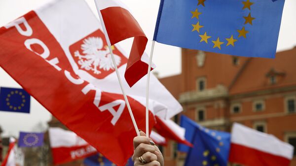 Продемократксе демонстрације у Варшави. Људи машу заставама Пољске и ЕУ - Sputnik Србија