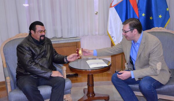 Premijer Srbije Aleksandar Vučić uručuje srpski pasoš slavnom glumcu Stivenu Sigalu Premijer Srbije Aleksandar Vučić uručuje srpski pasoš slavnom glumcu Stivenu Sigalu - Sputnik Srbija