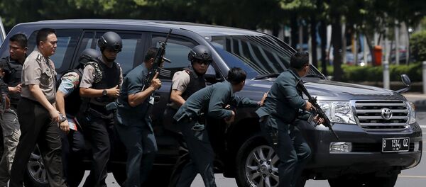 Индонежанска полиција за време терористичког напада у Џакарти - Sputnik Србија