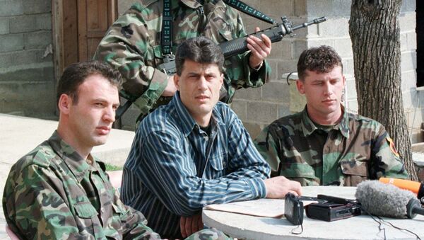 Комадант ОВК Хашим Тачи са припадницима те терористичке организације на Косову 1999. године - Sputnik Србија