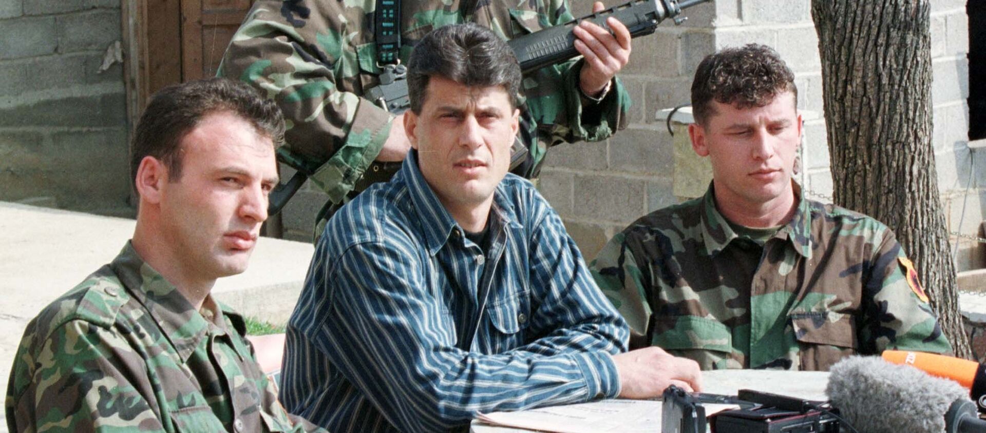 Komadant OVK Hašim Tači sa pripadnicima te terorističke organizacije na Kosovu 1999. godine - Sputnik Srbija, 1920, 05.11.2020