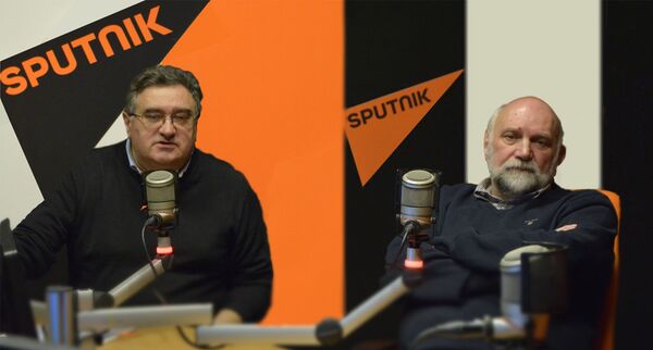 Главни уредник НСПМ Ђорђе Вукадиновић и Срђан Богосављевић из „Ипсос стратеџик маркетинга“ Главни уредник НСПМ Ђорђе Вукадиновић и Срђан Богосављевић из „Ипсос стратеџик маркетинга“ - Sputnik Србија