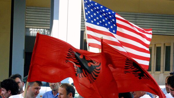 Припадници ОВК-а са заставама Албаније и САД - Sputnik Србија