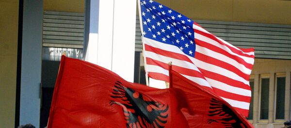 Pripadnici OVK-a sa zastavama Albanije i SAD - Sputnik Srbija