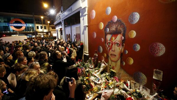 Fanovi ispred murala Dejvida Bouvija u Brikstonu, London, 11. januara 2016. - Sputnik Srbija
