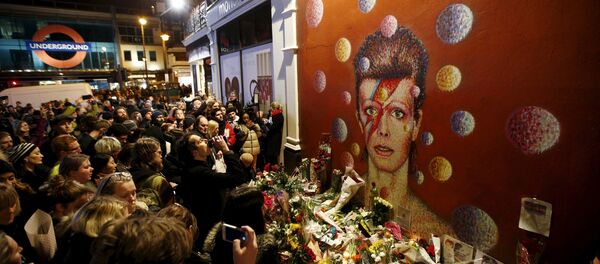 Фанови испред мурала Дејвида Боувија у Брикстону, Лондон, 11. јануара 2016. - Sputnik Србија