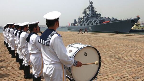 Кинески морнари испраћају руски ратни брод - Sputnik Србија