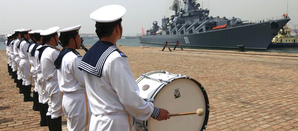 Kineski mornari ispraćaju ruski ratni brod - Sputnik Srbija