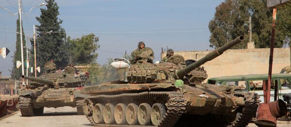 Тенкови сиријске војске улазе у село у близини војне авио-базе Квејрис, на истоку северне сиријске провинције Алеп, у новембру 2015. - Sputnik Србија