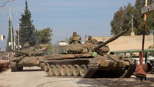 Тенкови сиријске војске улазе у село у близини војне авио-базе Квејрис, на истоку северне сиријске провинције Алеп, у новембру 2015. - Sputnik Србија