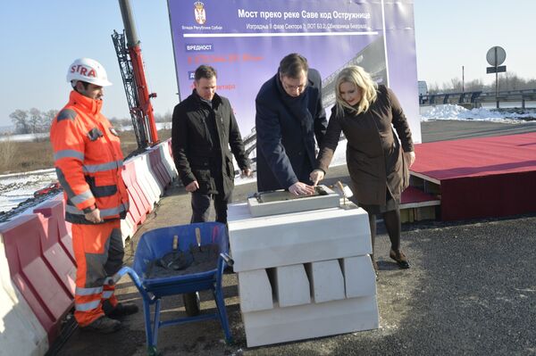 Премијер Србије Александар Вучић и министарка грађевинарства, саобраћаја и инфраструктуре Зорана Михајловић на почетку радова на изградњи другог моста преко Саве код Остружнице.  - Sputnik Србија