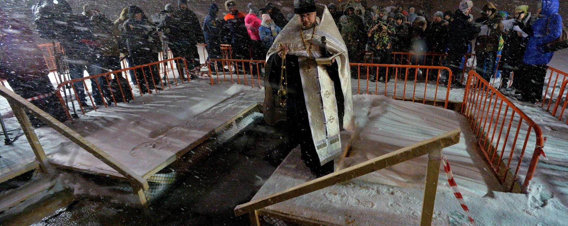 Sveštenik osvećuje ledenu rupu u Vladivostoku. - Sputnik Srbija, 1920, 17.01.2024