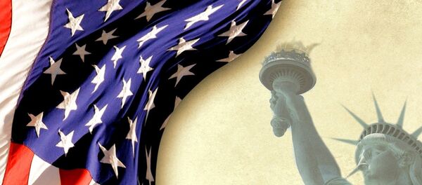 Америчка застава поред Кипа слободе Америчка застава поред Кипа слободе - Sputnik Србија