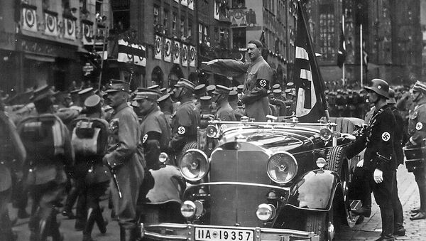 Адолф Хитлер на паради у Нирнбергу 1935. године - Sputnik Србија