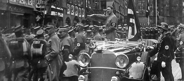 Адолф Хитлер на паради у Нирнбергу 1935. године - Sputnik Србија