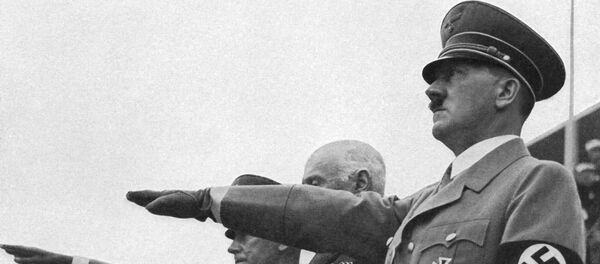Немачки канцелар Адолф Хитлер салутира нацистичким поздравом током церемоније отварања Олимпијских игара у Берлину 01. августа 1936 године - Sputnik Србија