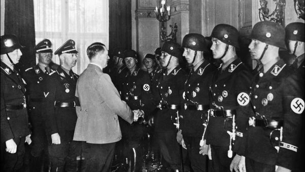 Nemački kancelar Adolf Hitler rukuje se sa mladim članovima elitne nacističke SS jedinice 1937. godine u Berlinu - Sputnik Srbija