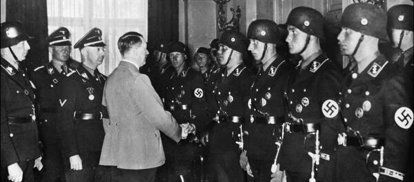 Немачки канцелар Адолф Хитлер рукује се са младим члановима елитне нацистичке СС јединице 1937. године у Берлину Немачки канцелар Адолф Хитлер рукује се са младим члановима елитне нацистичке СС јединице 1937. године у Берлину - Sputnik Србија
