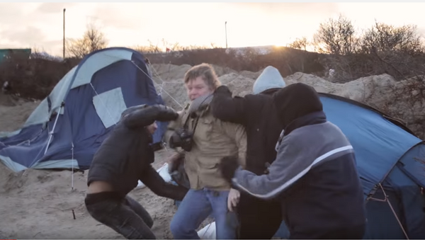 Избеглице напале новинара у Калеу, Француска - Sputnik Србија