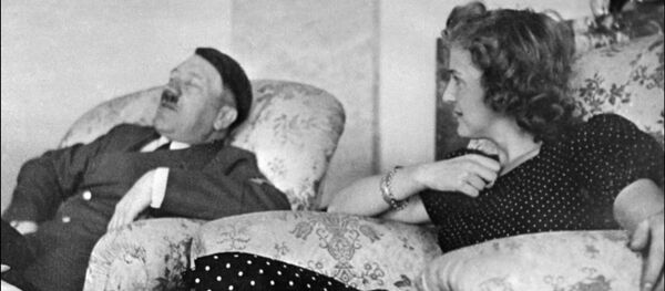 Adolf Hitler i Eva Braun Adolf Hitler i Eva Braun - Sputnik Srbija