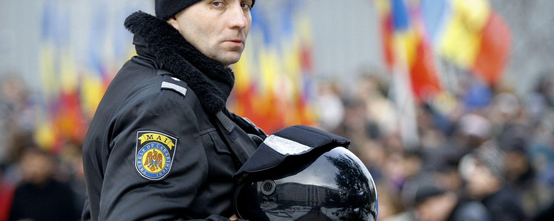 Молдавски полицијац испред зграде Владе - Sputnik Србија, 1920, 24.09.2025