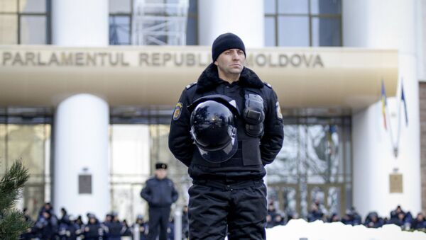 Moldavski polcijac ispred zgrade Vlade-ilustracija - Sputnik Srbija